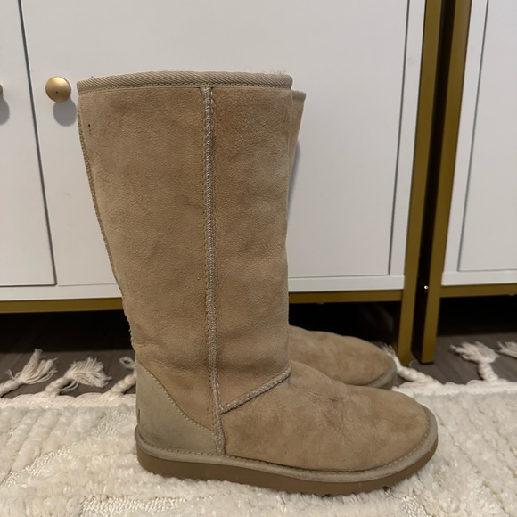 UGG Women’s Classic Tall Boot, Tan, Size 5 - Picture 3 of 9